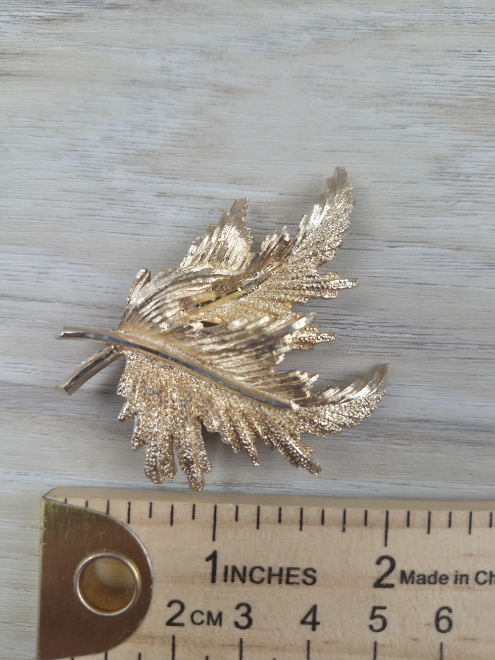 Vintage Gold Leaf Brooch Pin Textured Mid Century Statement Costume Jewelry - Picture 3 of 3